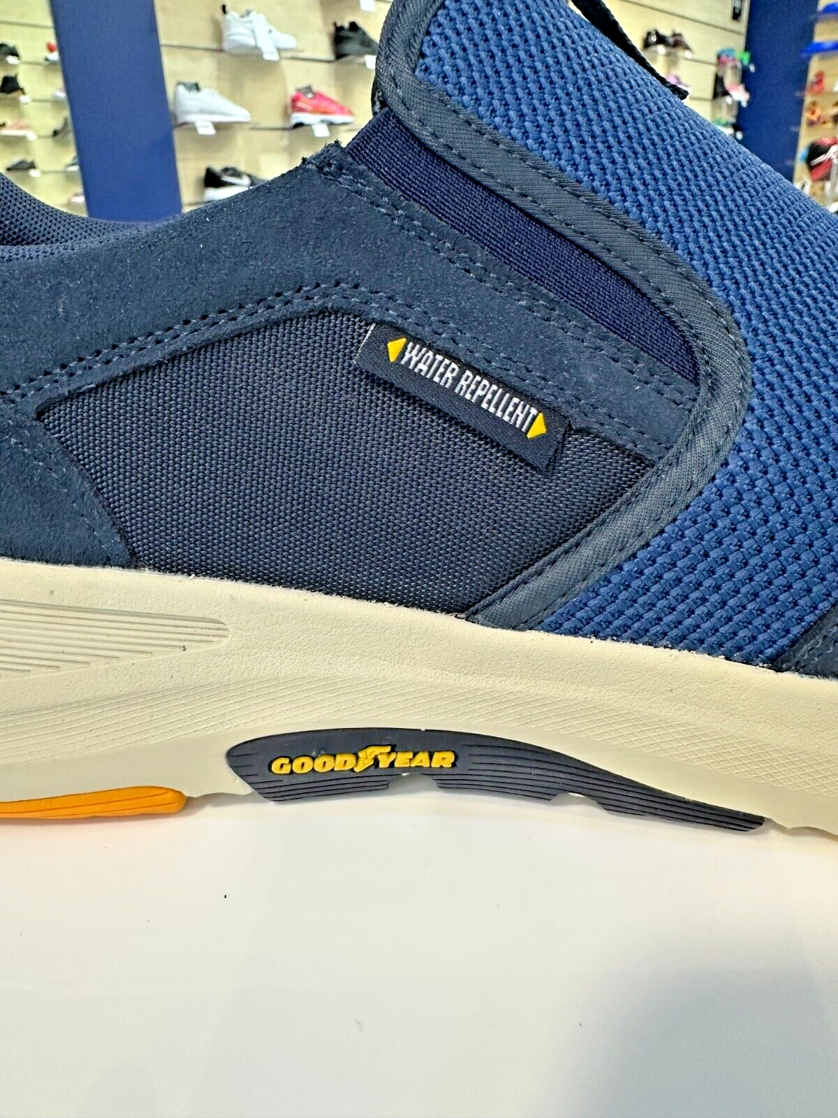 6835713